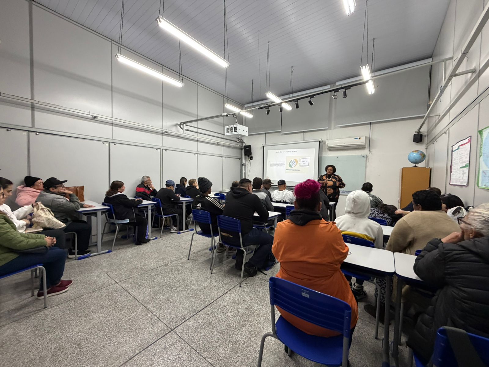 Janaina Dias conduzindo palestra sobre BPC/LOAS na Associação Ancoras